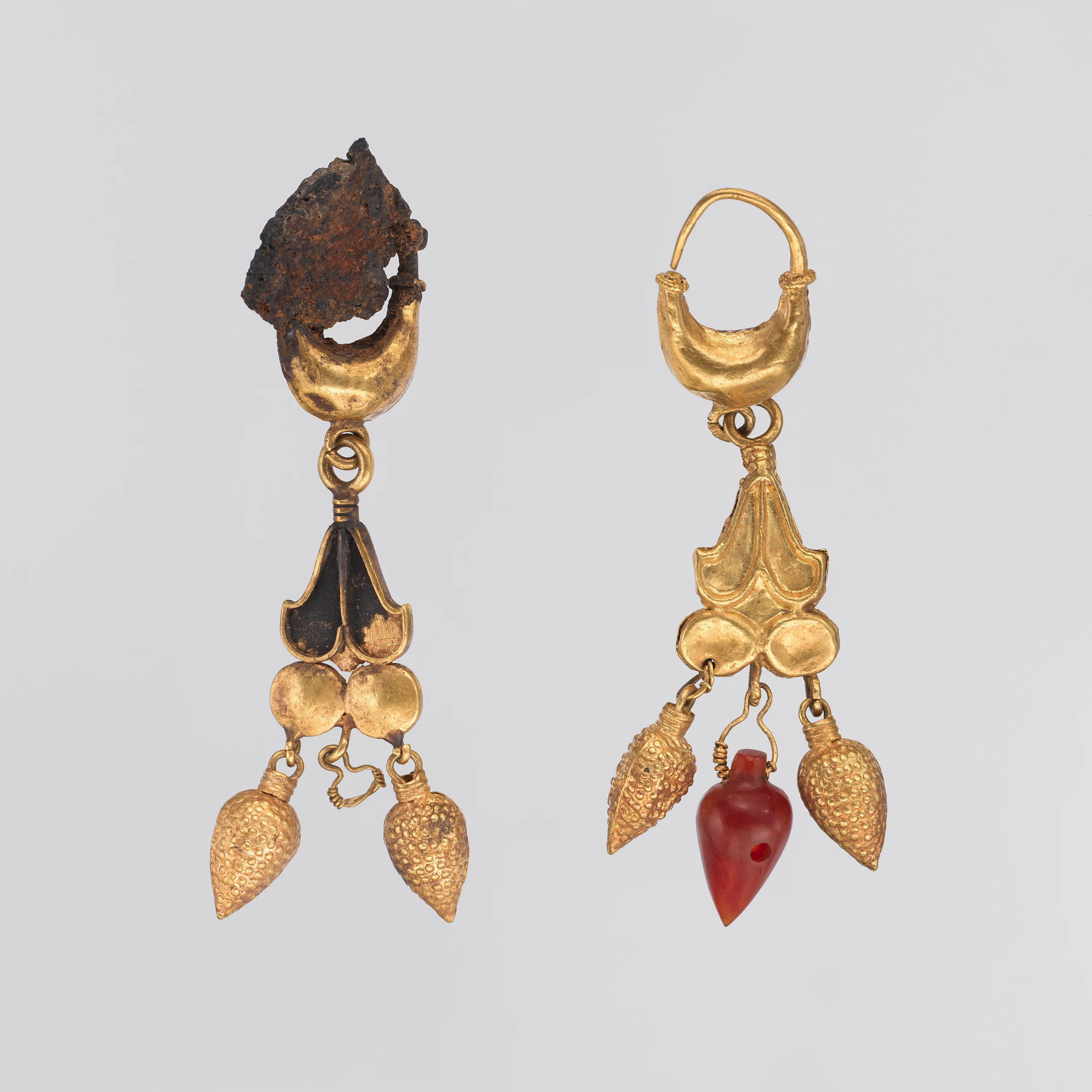 Gold earring with carnelian lotos flower pendant
