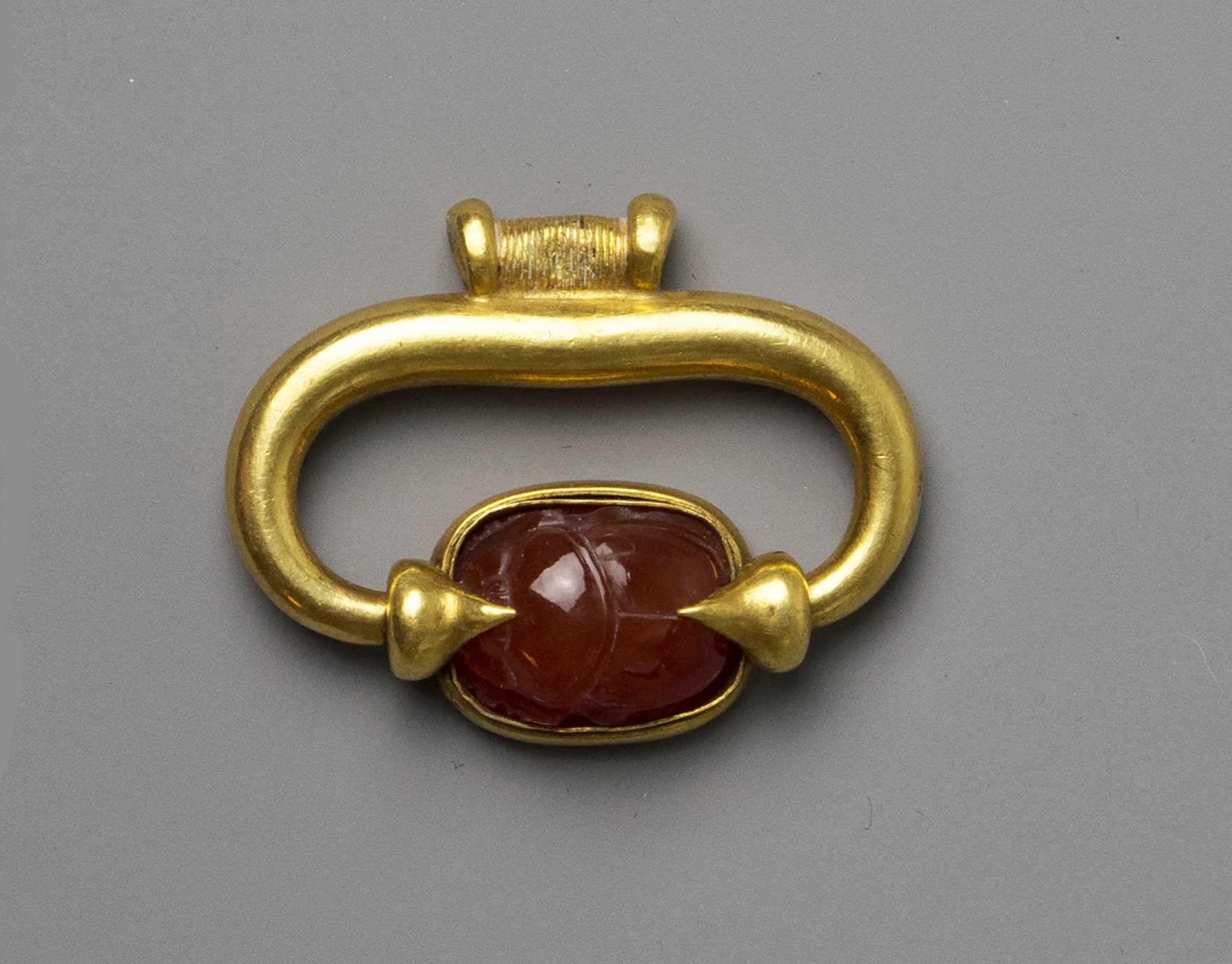 Gold pendant ring with carnelian scaraboid