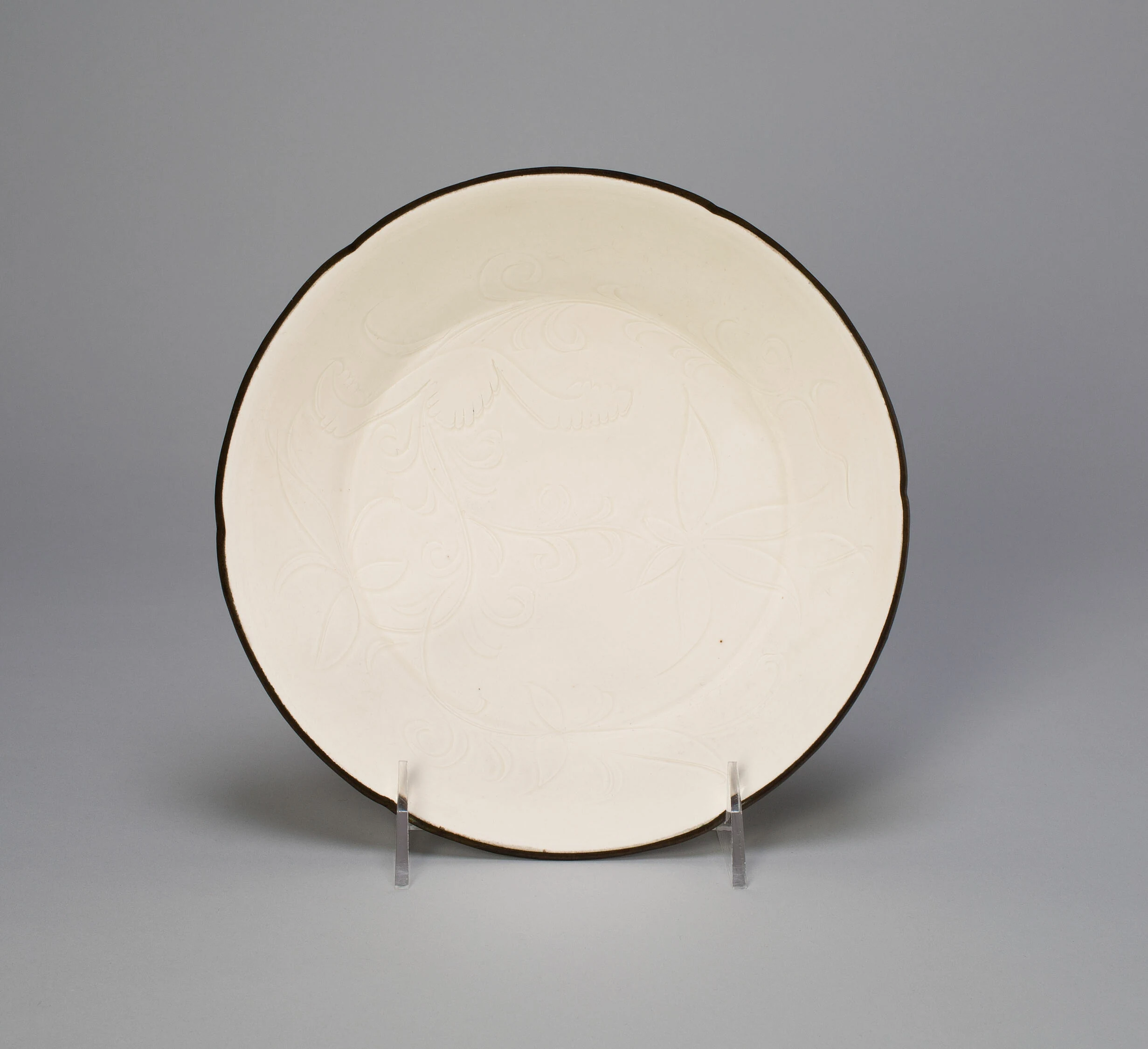 Lobed Dish with Lotus Sprays and Curled Feather-Like Leaves