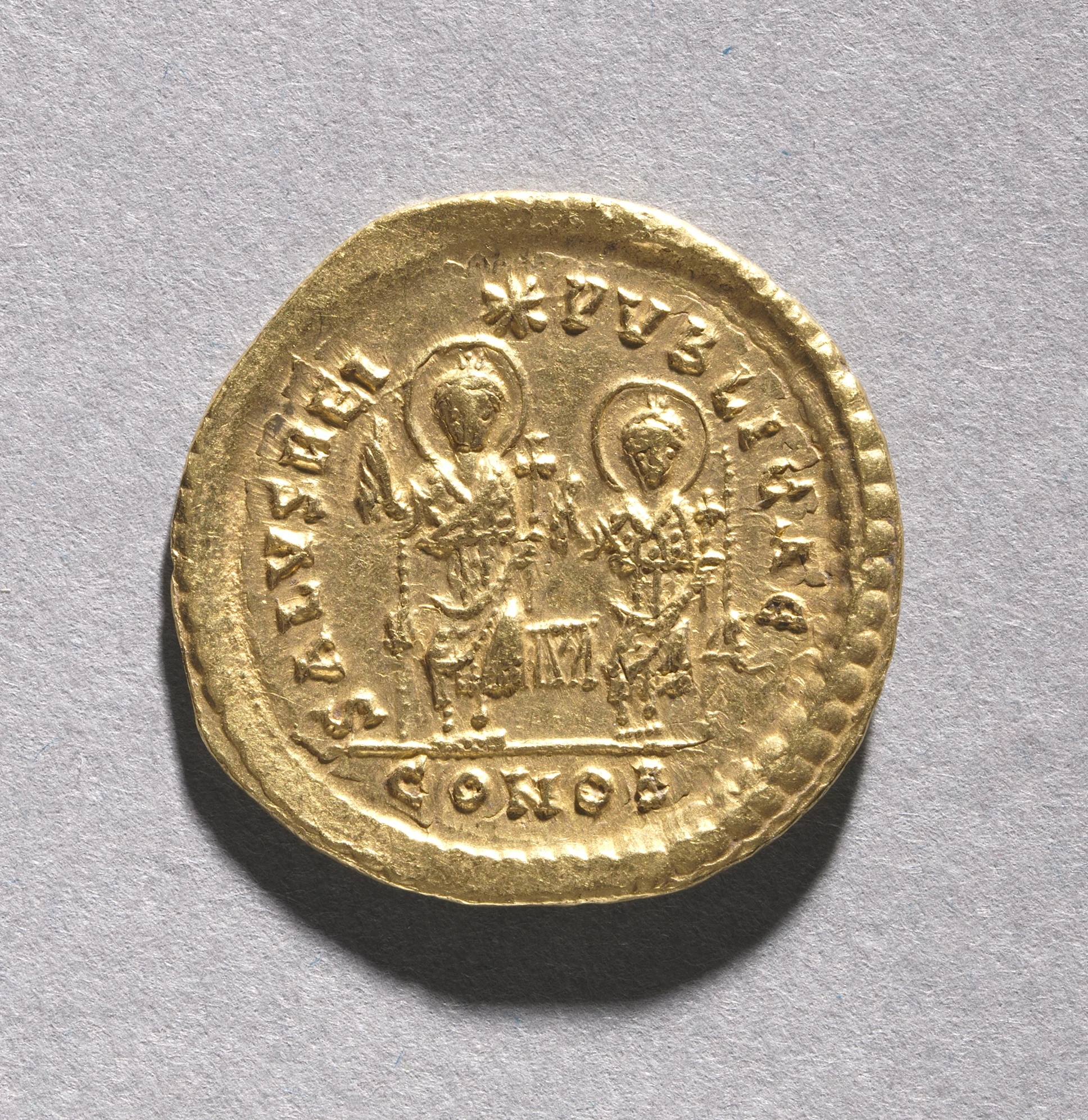 Solidus of Theodosius II and Valentinian III (reverse)