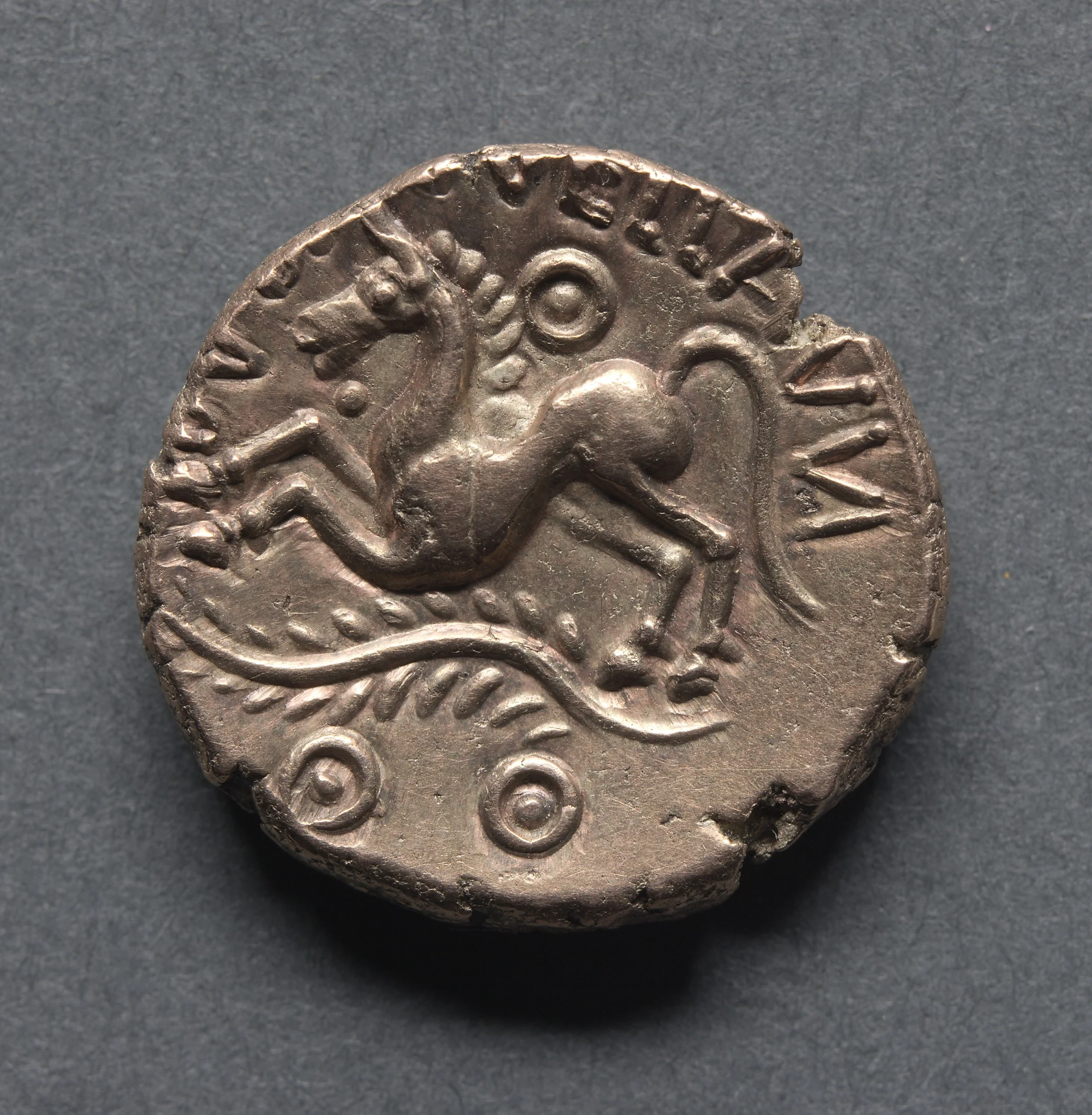 Dubnovellaunos Stater: Wreath and Crescents (obverse)