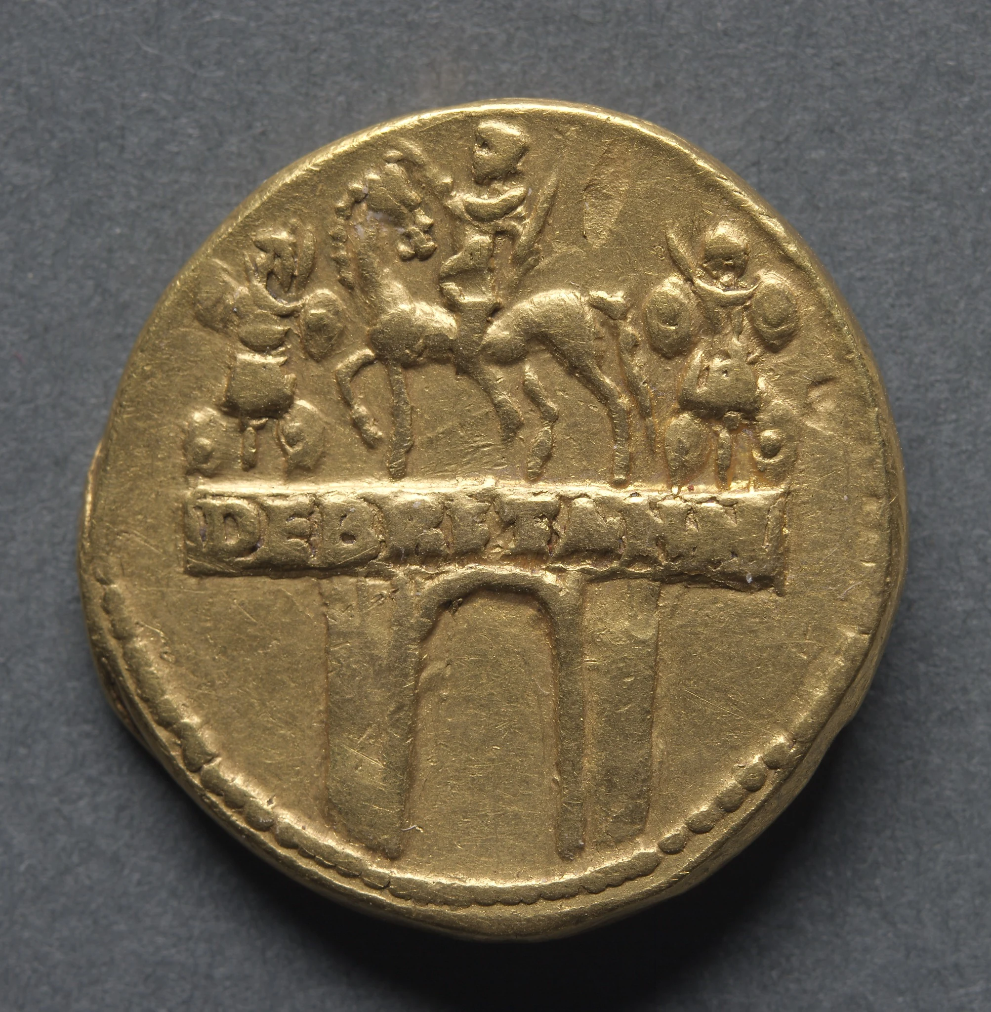 Aureus: Triumphal Arch with Equestrian Statue and Trophies (reverse)