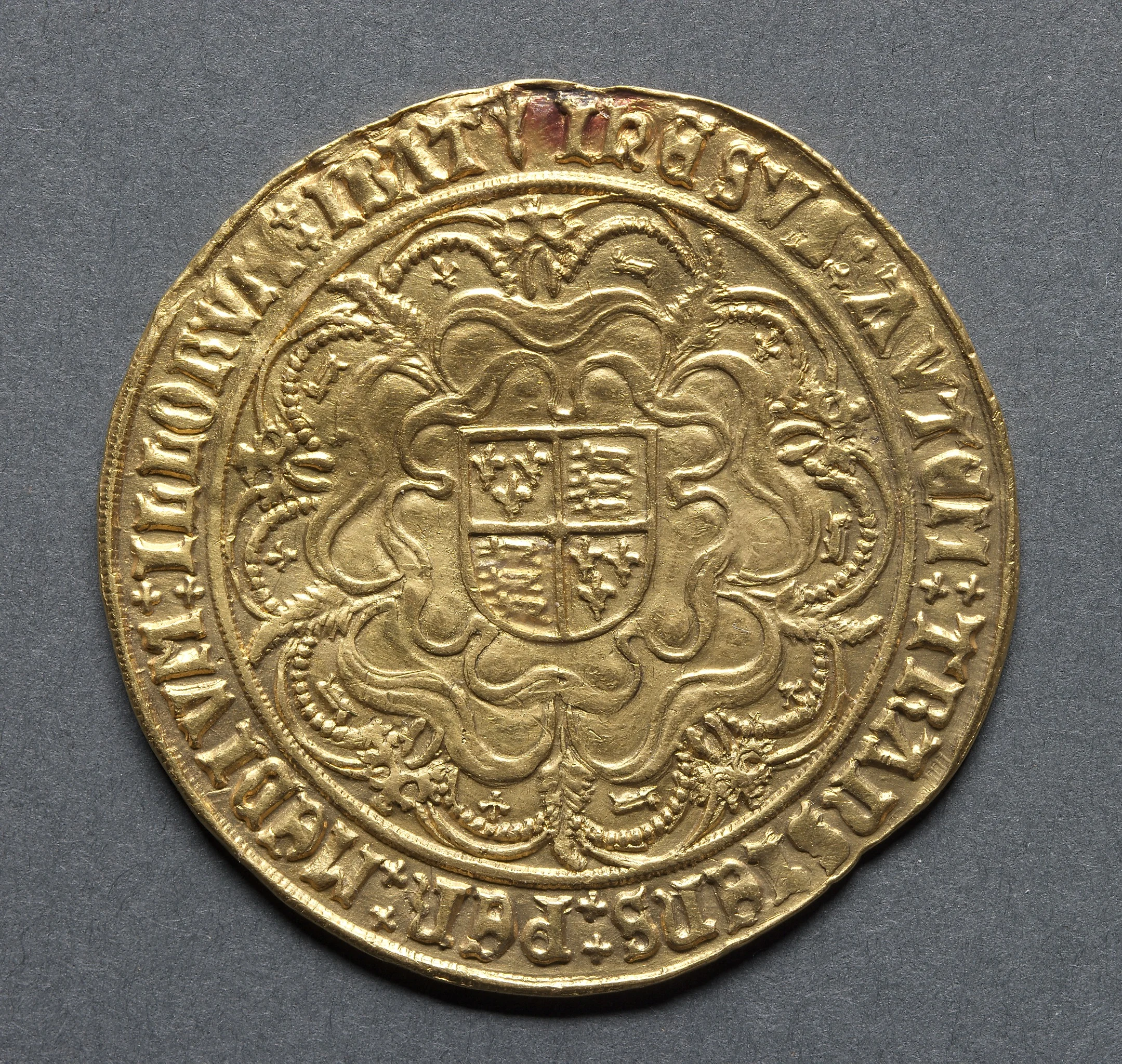 Sovereign: Royal Arms on Tudor Rose (reverse)