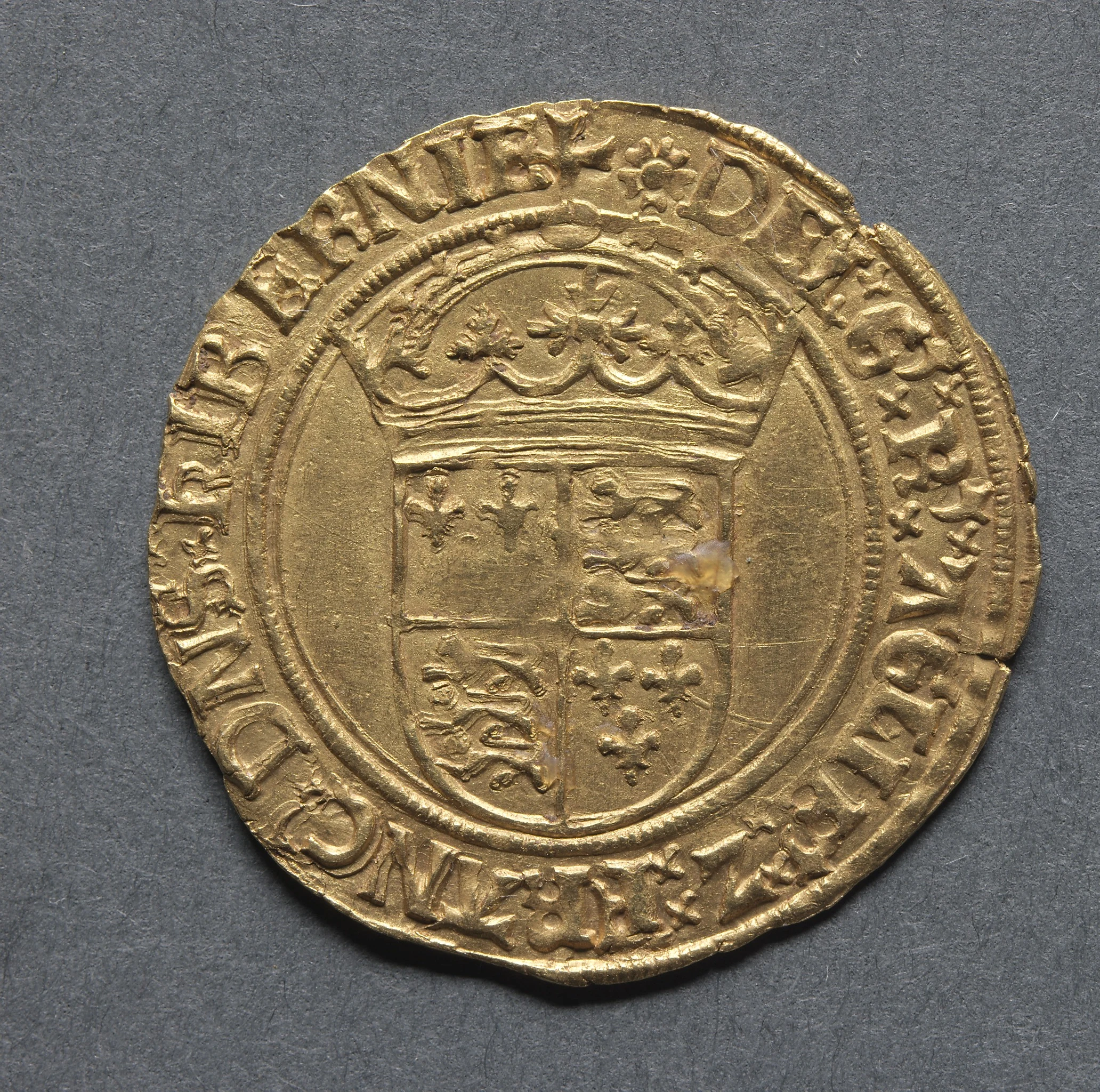 Crown of the Double Rose: Crowned Royal Arms (reverse)