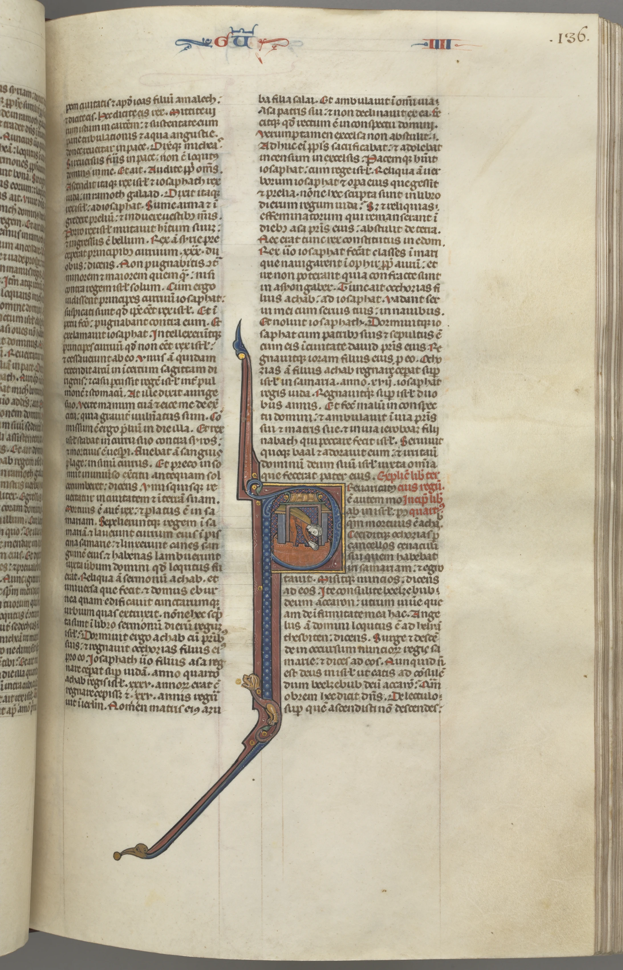 Fol. 136r, Kings IV, historiated initial P, Ahaziah falling from a tower