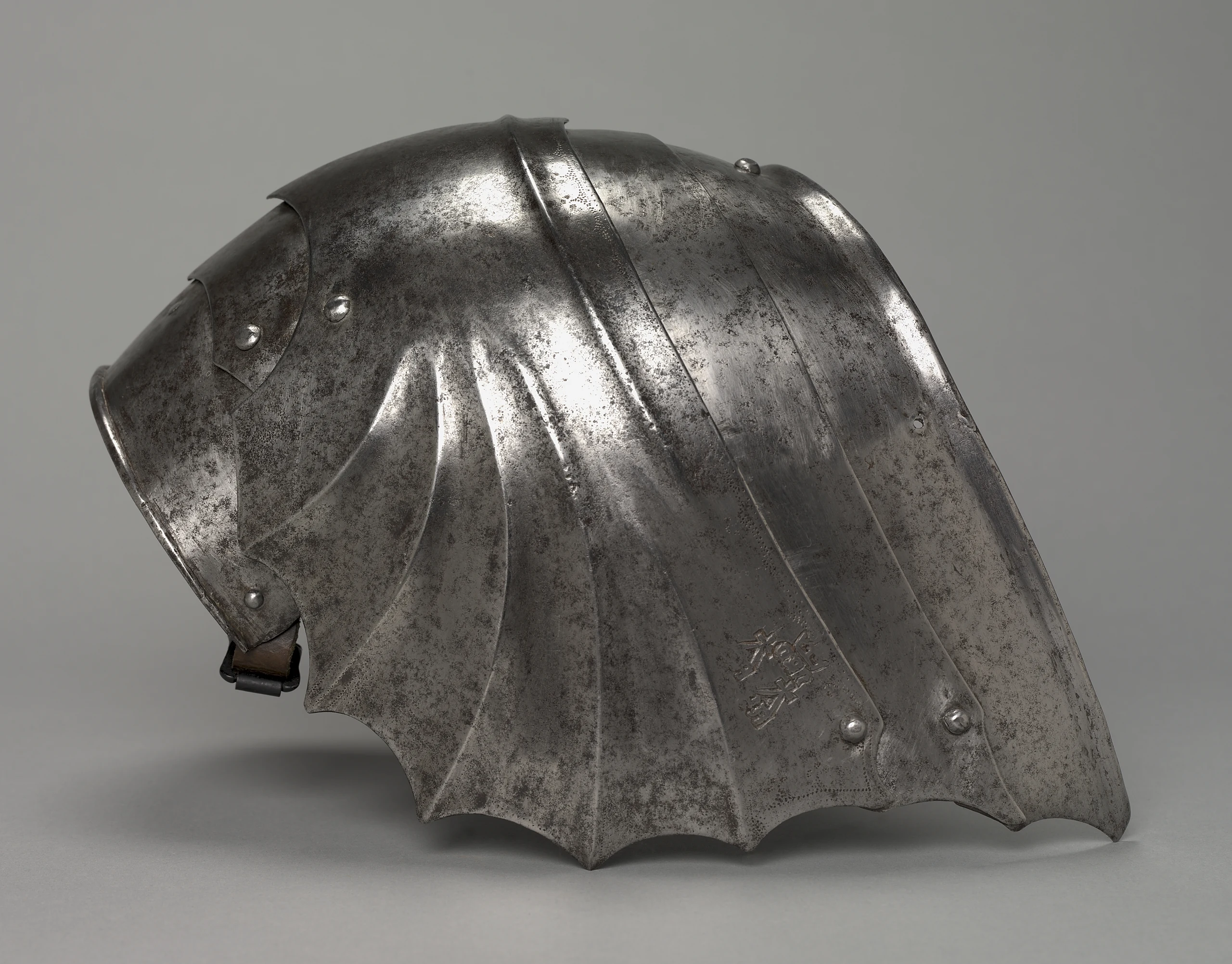Gothic Fan-Shaped Pauldron (left)