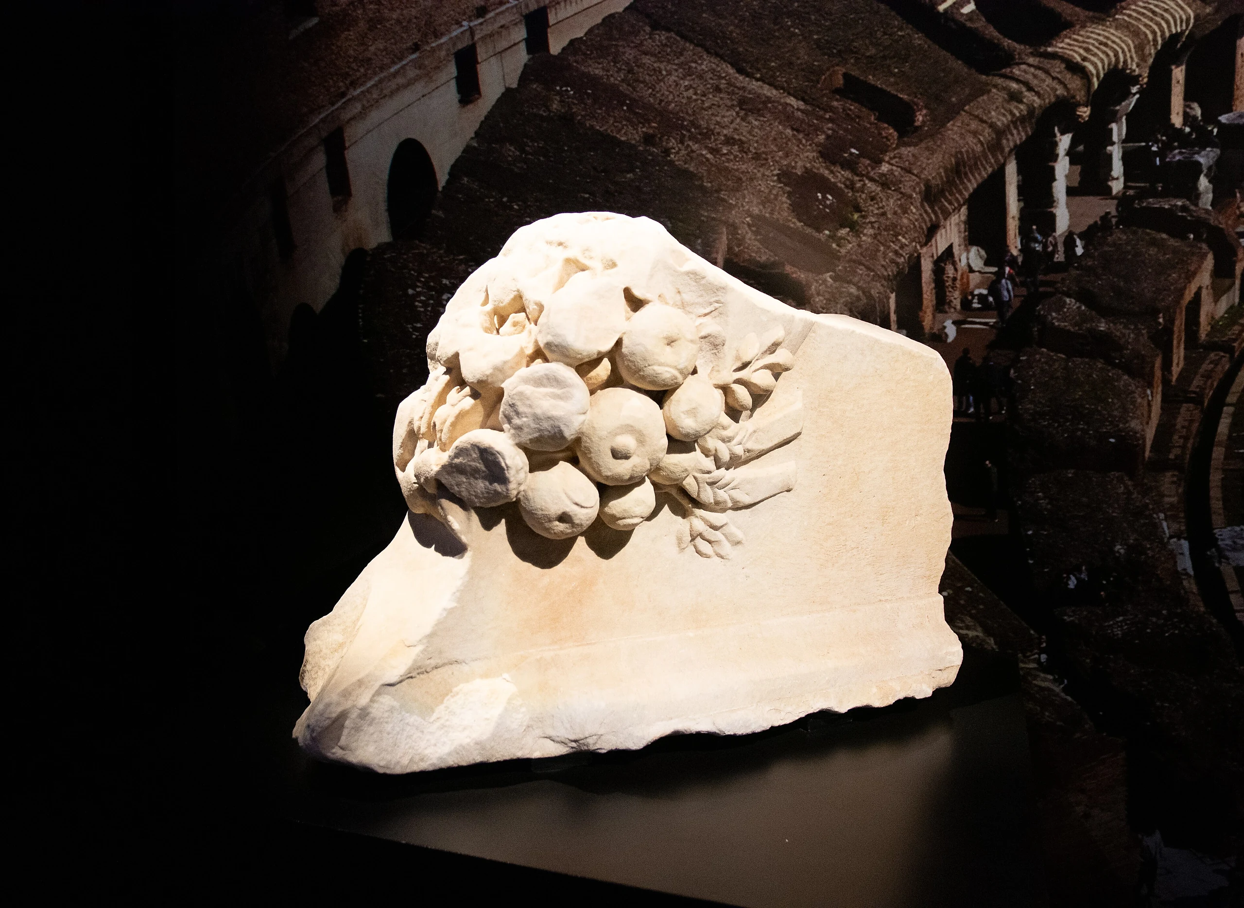 Balaustrada con cornucopia. Parque Arqueológico del Coliseo
