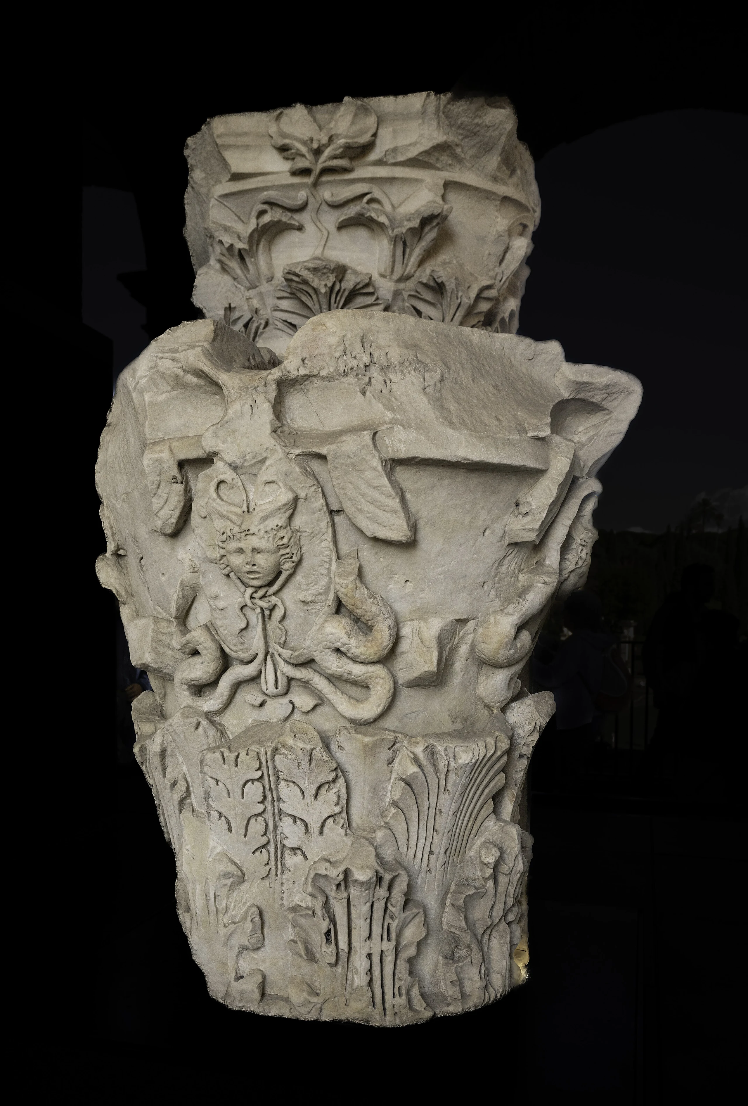 Capitel corintio romano con gorgoneion del Coliseo