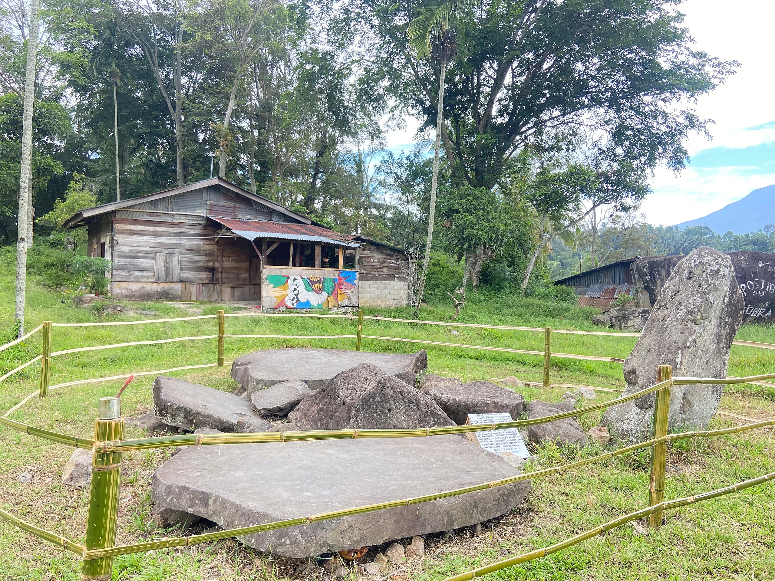 Batu Basandiang Tigo - Nagari Cupak