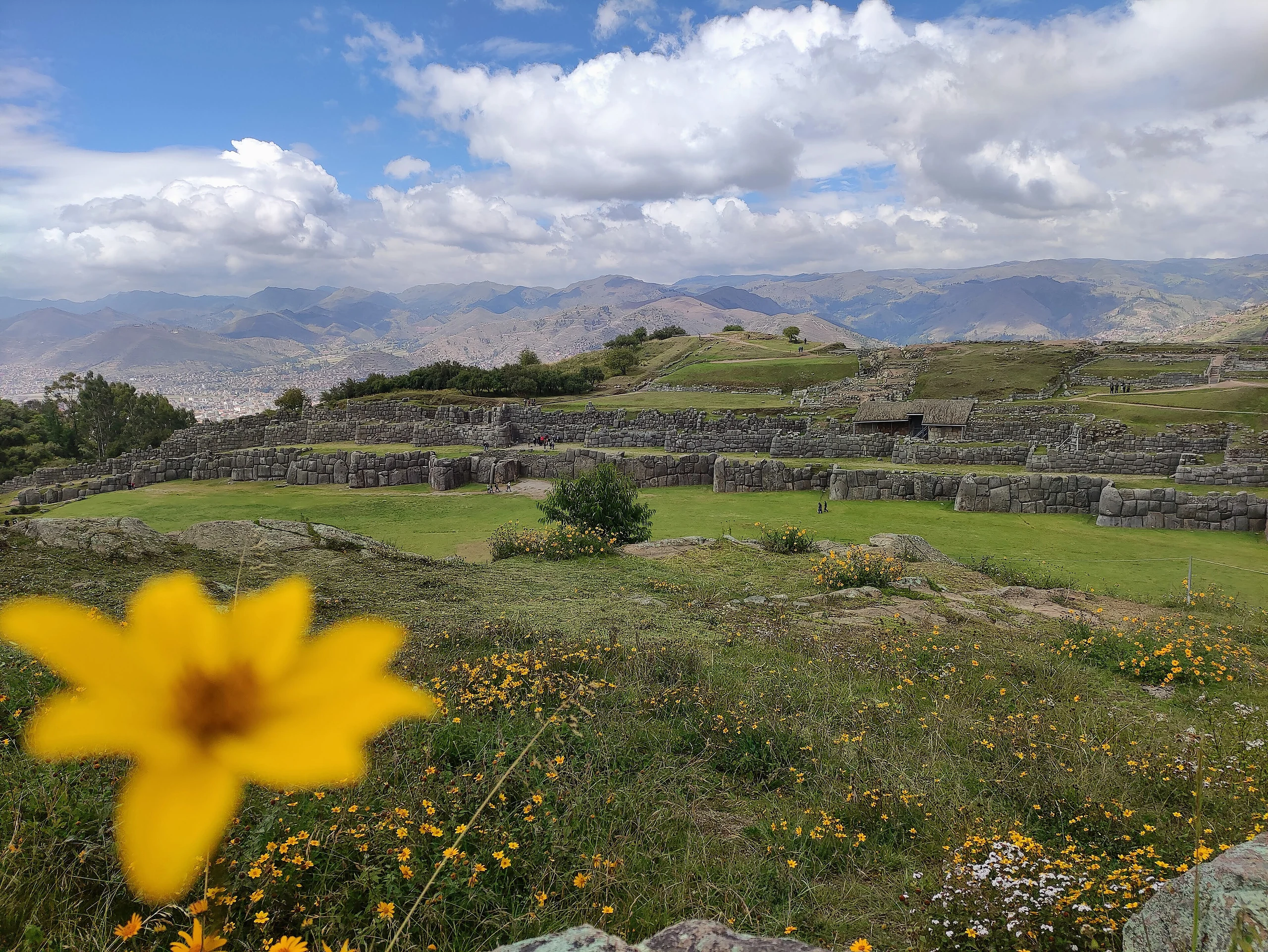 Foto panorámica de los baluartes de Saqsayhuaman