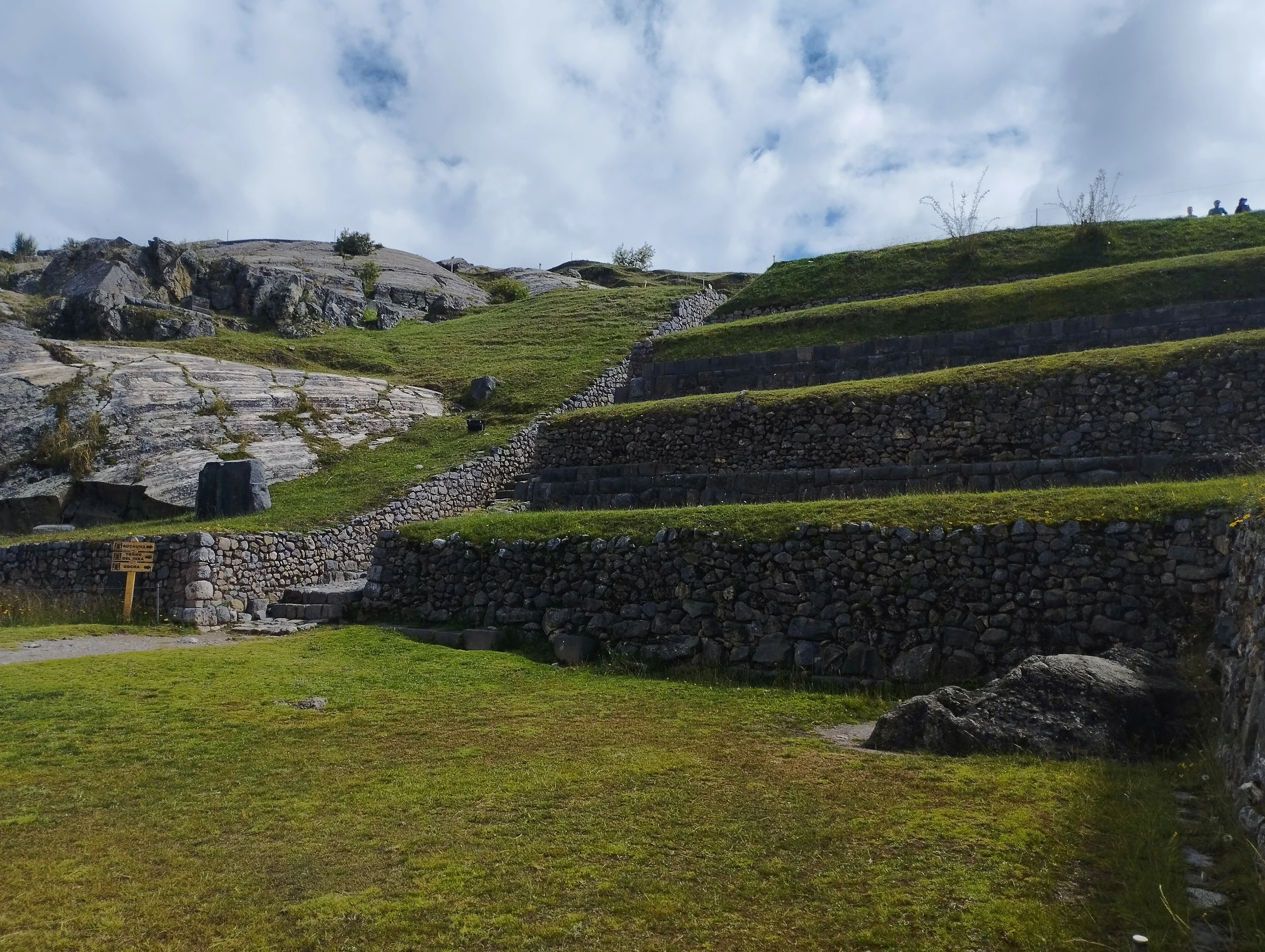 Estructura aterrazada con escalinata