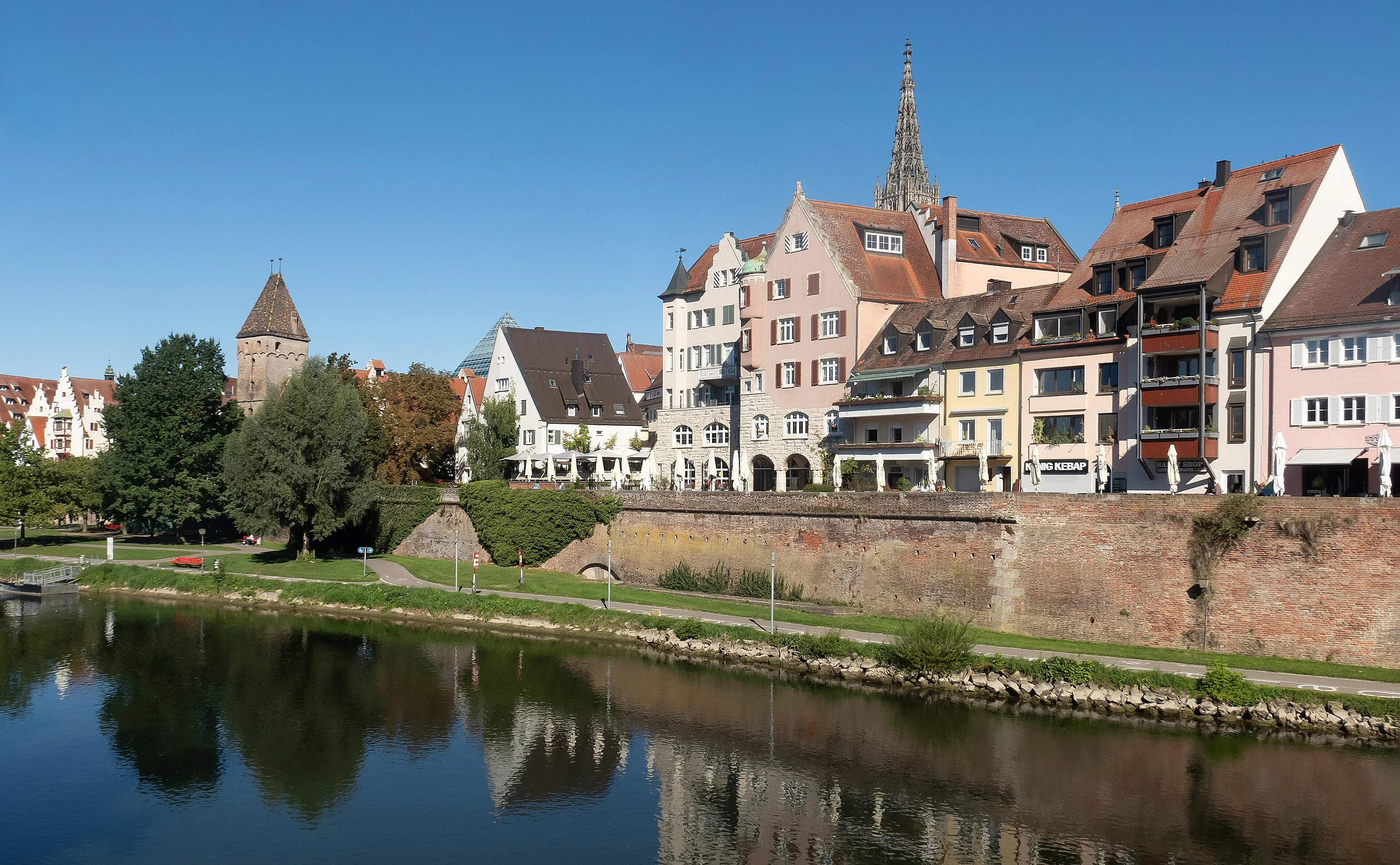 Ulm, stadszicht en de Donau rivier vanaf het Insel met Ulmer Münster Dm en Metzgerturm Dm IMG 0277