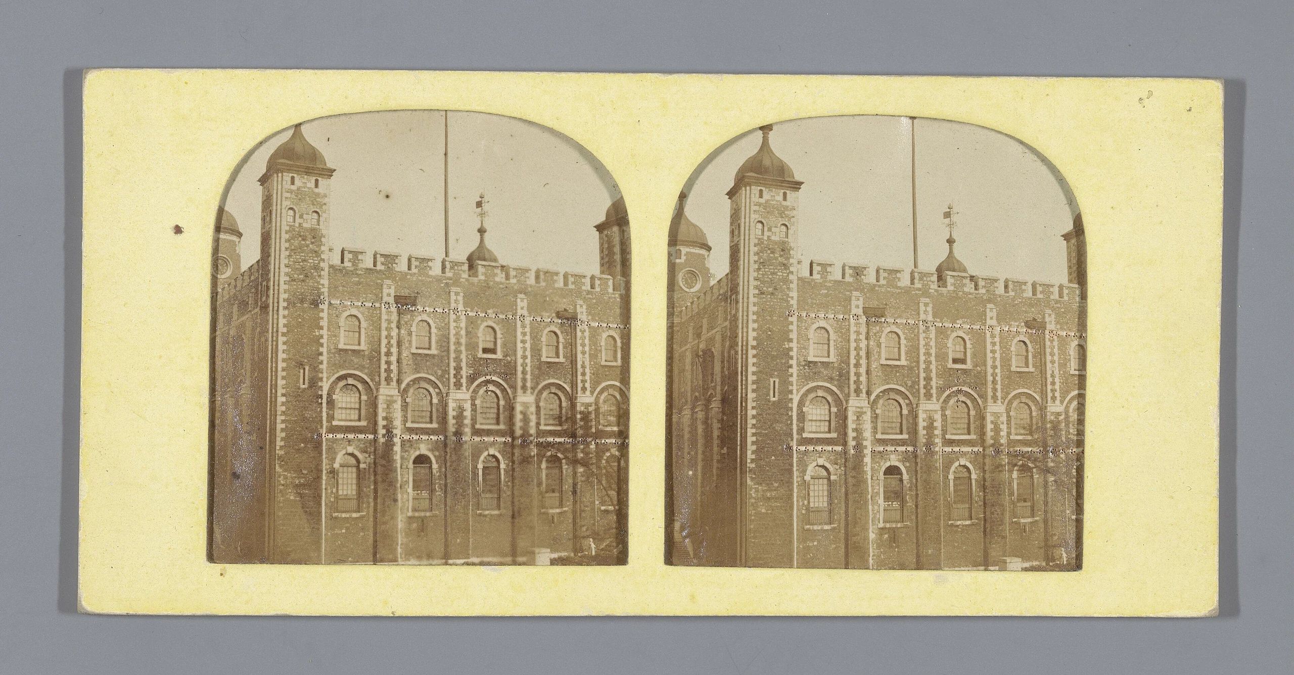De Tower of London aan de Theems. London Illuminations at the Prince of Wales’ Marriage (titel op object)Objecttype:
