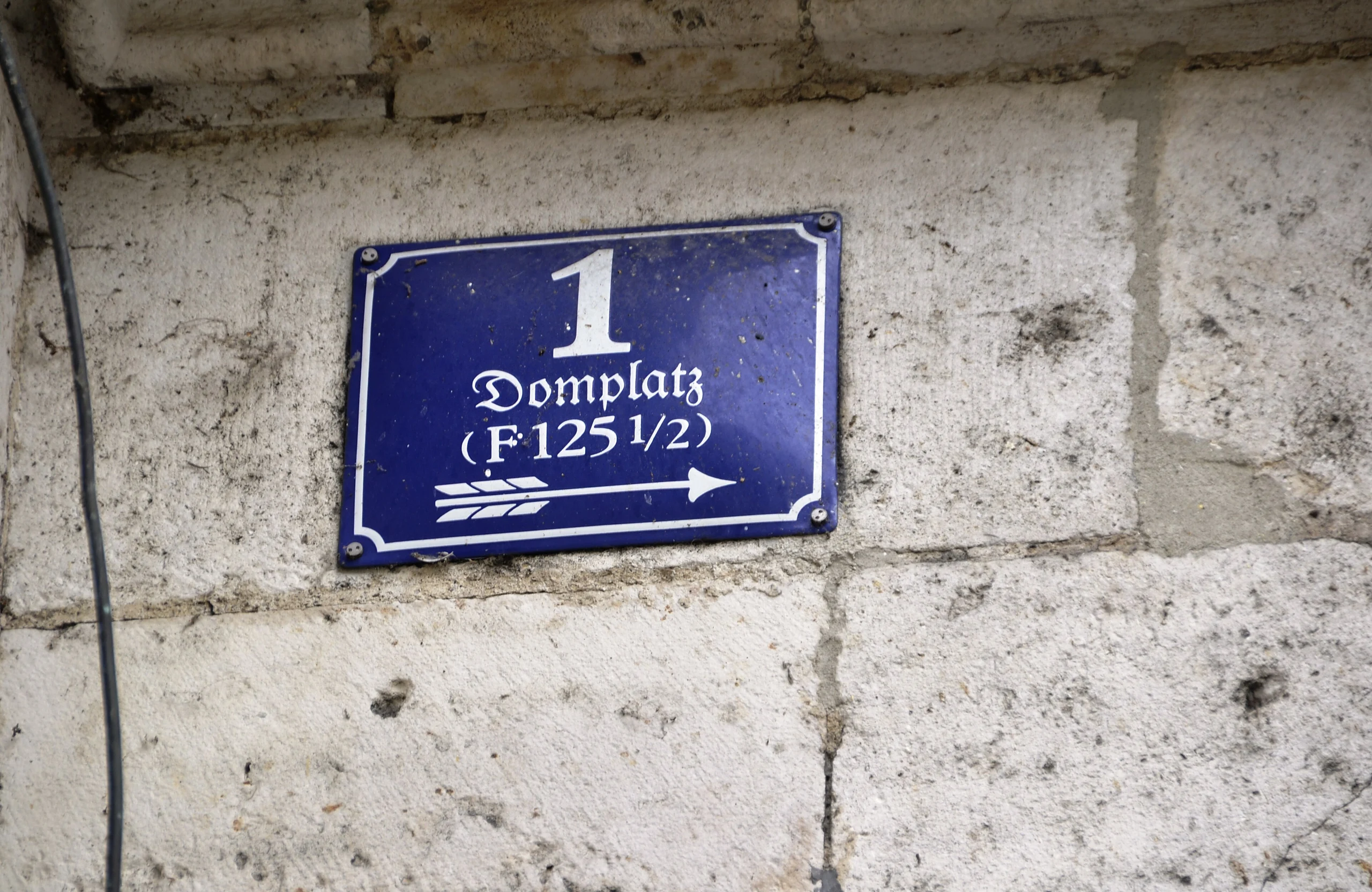 Hausnummernschild am Regensburger Dom