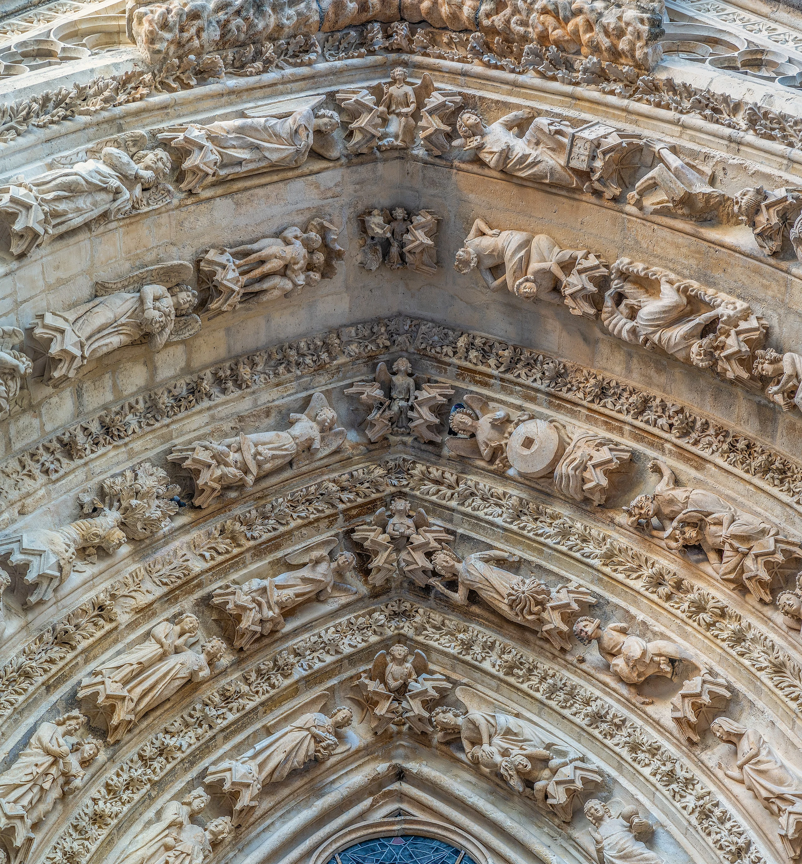 Reims, Cathédrale Notre-Dame. Façade occidentale, portail droite, vossures avec des scèns de l'Apocalypse (ca. 1245-55)