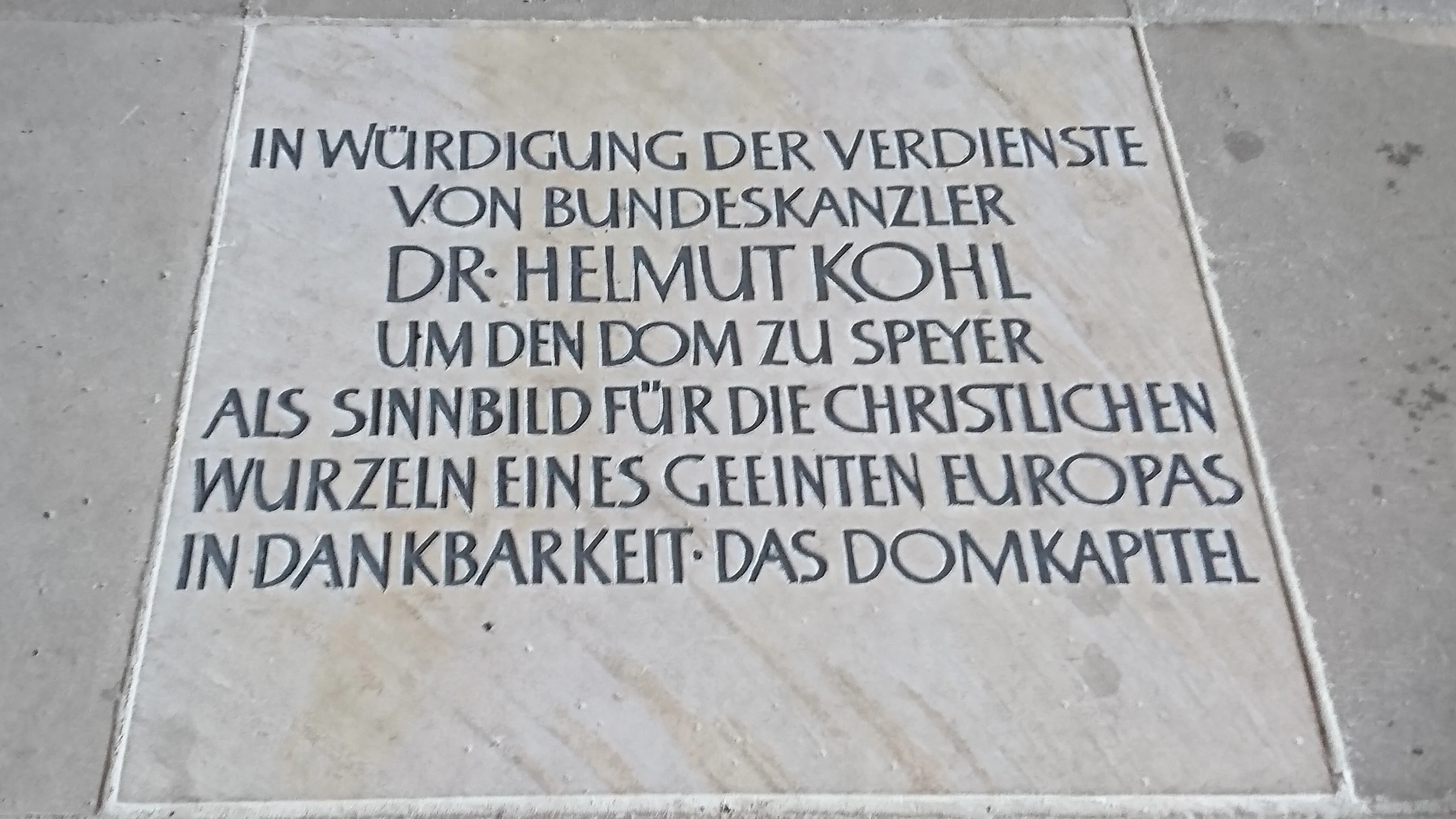 Memorialplatte für Helmut Kohl vor dem Dom in Speyer in September