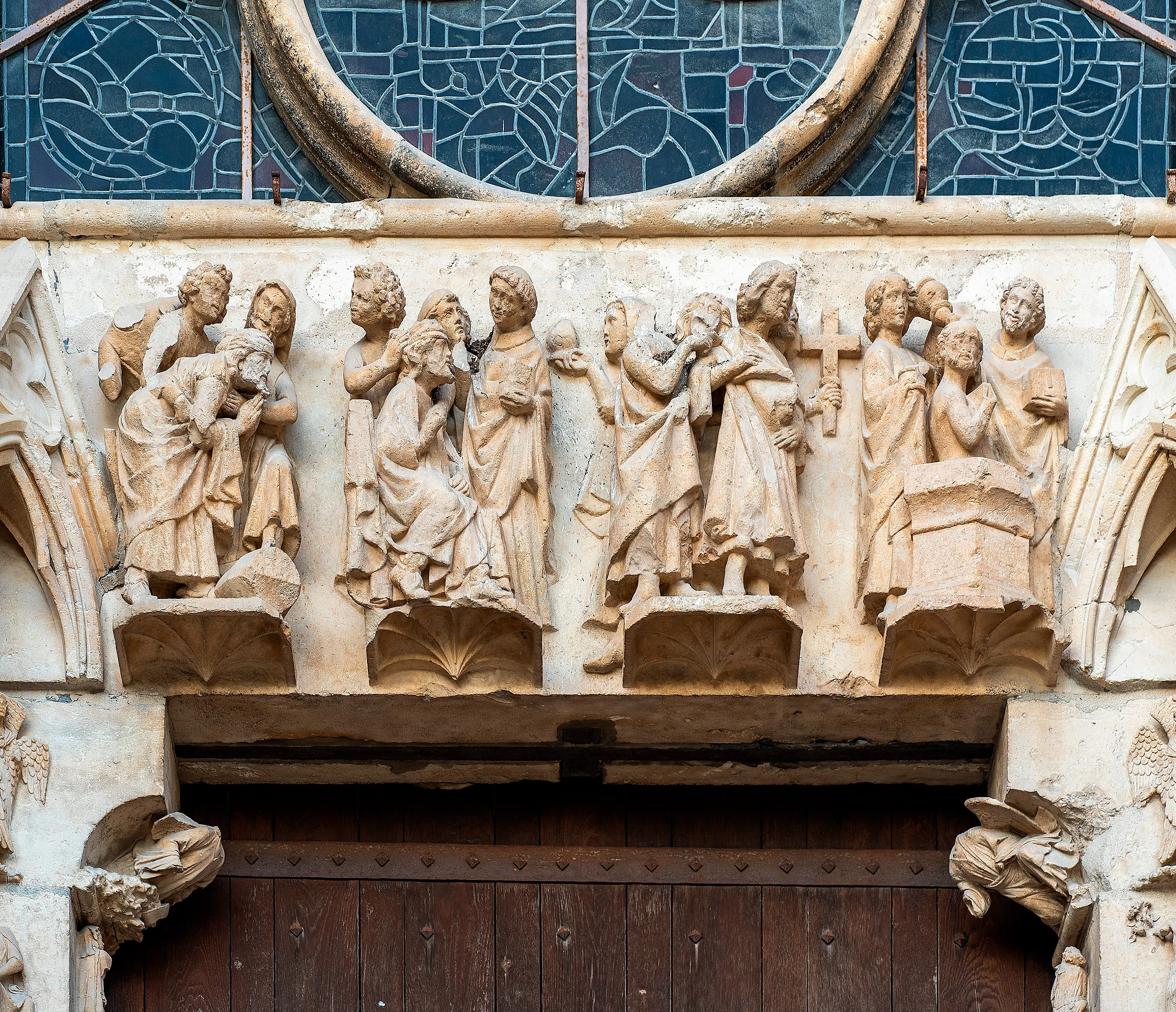 Reims, Cathédrale Notre-Dame. Façade occidentale, détail du linteau du portail de droite. Baptême de Saint Paul (ca.