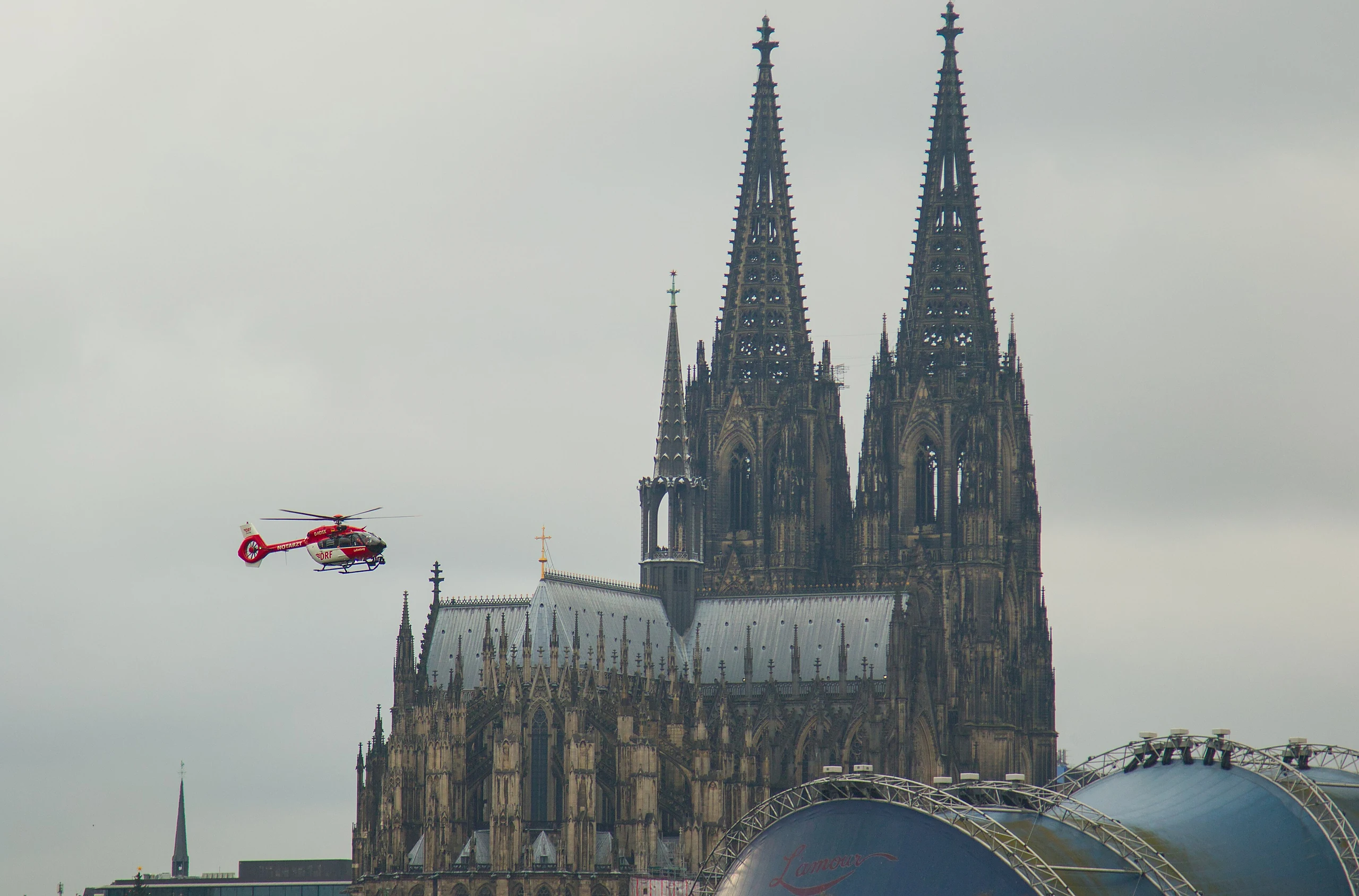 Rettungshubschrauber vor Kölner Dom