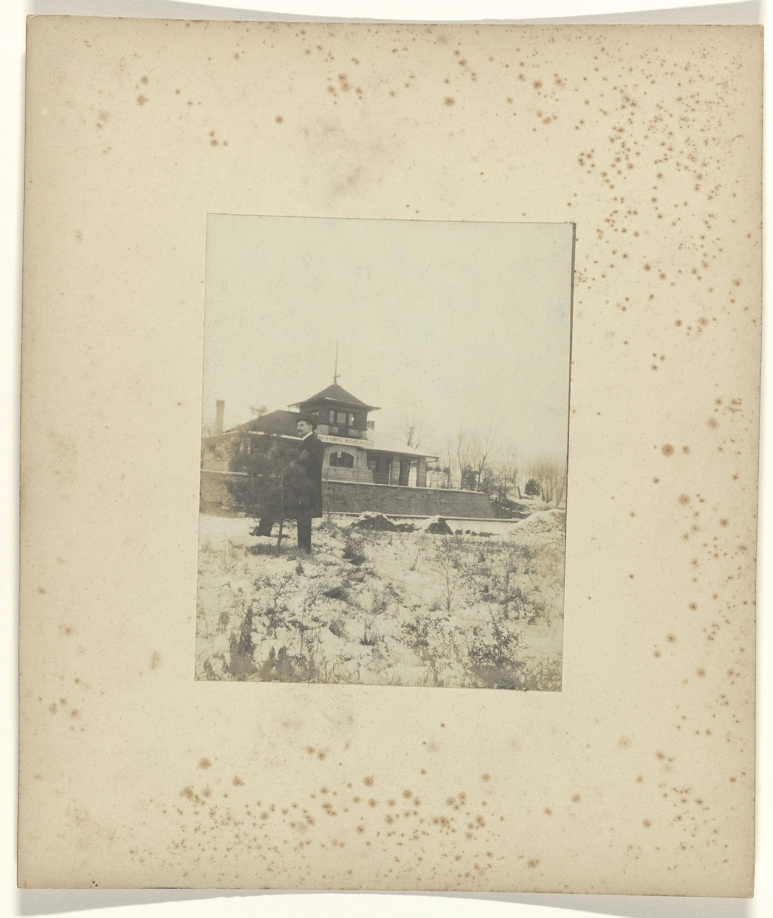 Backers staand voor het station van de Meramec Highlands t tijdens de wereldtentoonstelling in St. Louis (Louisiana P