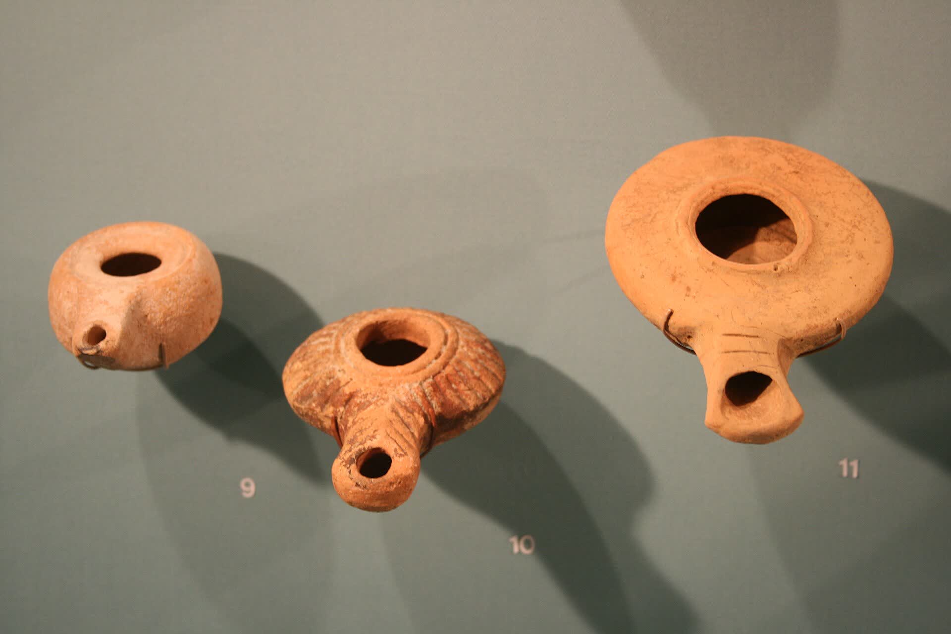 Hellenistic and Herodian clay oil lamps in a museum case