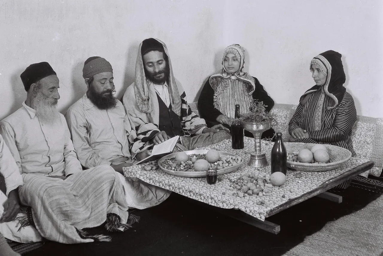 A YEMENITE FAMILY READING FROM THE PSALMS ON SHABBAT AFTER LUNCH.D827-012